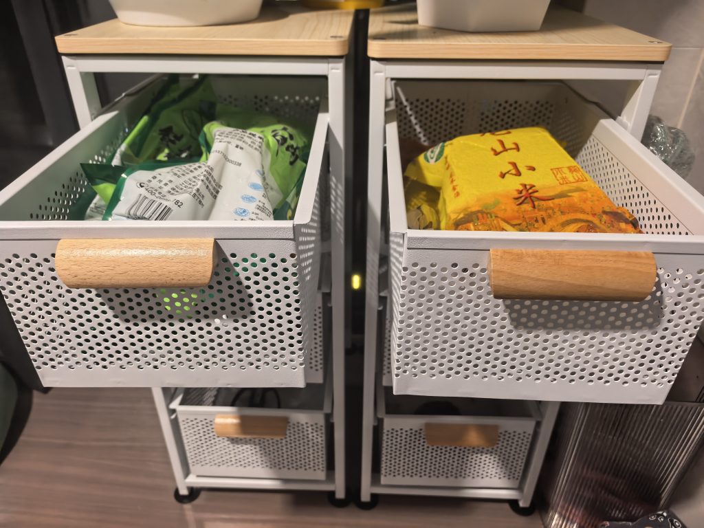 网眼抽屉架内部收纳水果、蔬菜、杂粮等