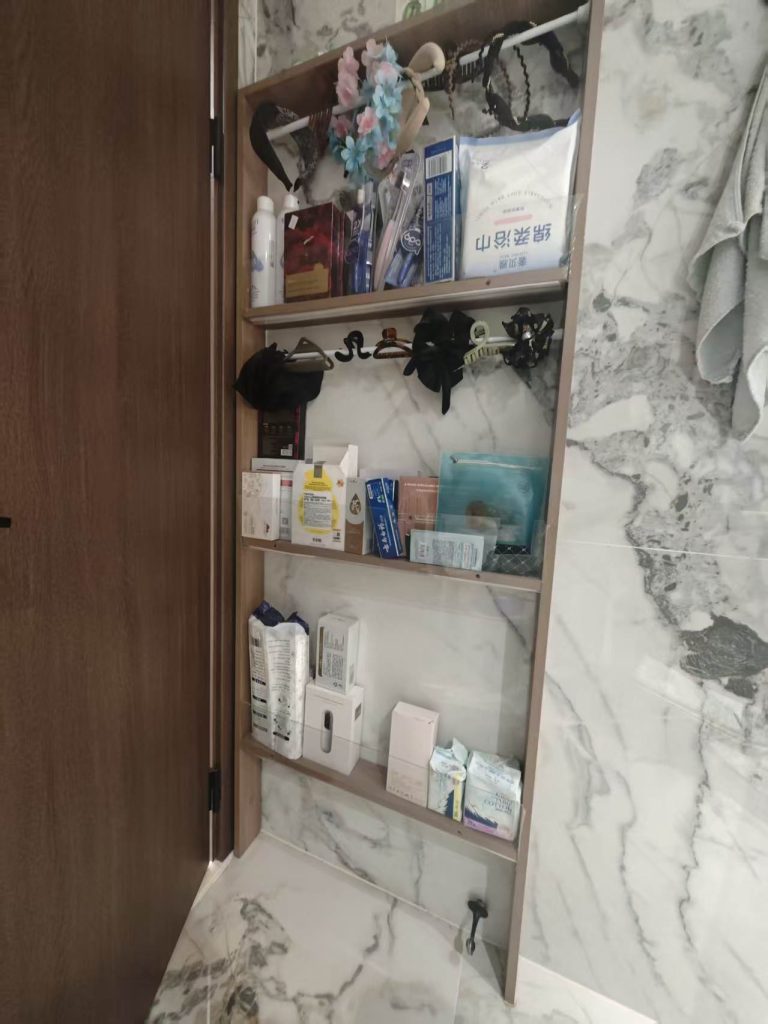 门后多层置物架收纳化妆品